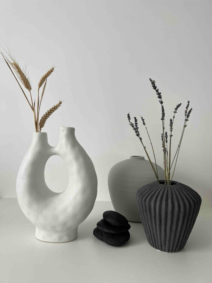 Vase blanc en céramique forme originale AYLA - Design contemporain - B&Inside