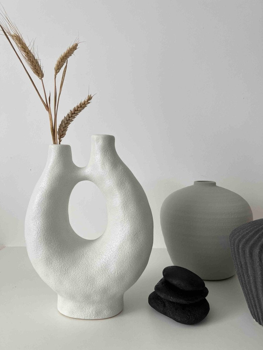 Vase blanc en céramique forme originale AYLA - Design contemporain - B&Inside