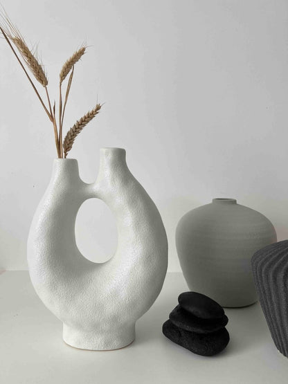 Vase blanc en céramique forme originale AYLA - Design contemporain - B&Inside