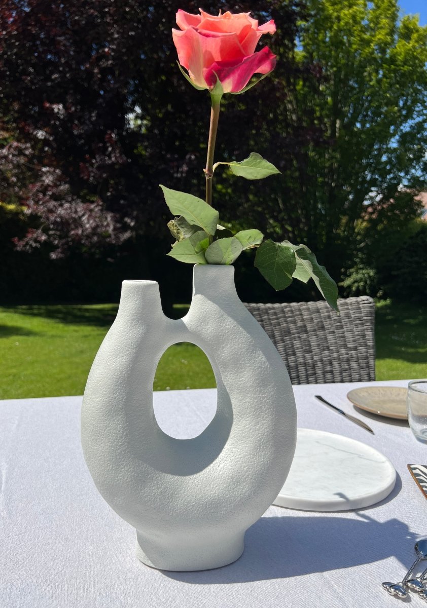 Vase blanc en céramique forme originale AYLA - Design contemporain - B&Inside