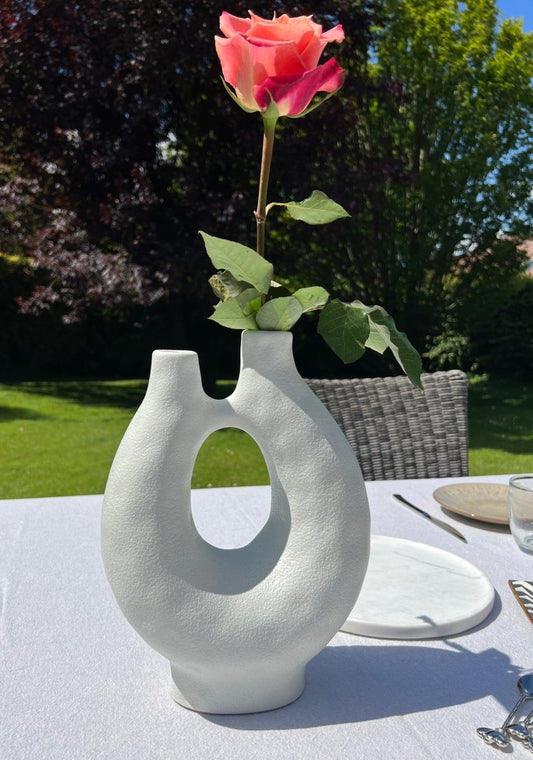 Vase blanc en céramique forme originale AYLA - Design contemporain - B&Inside