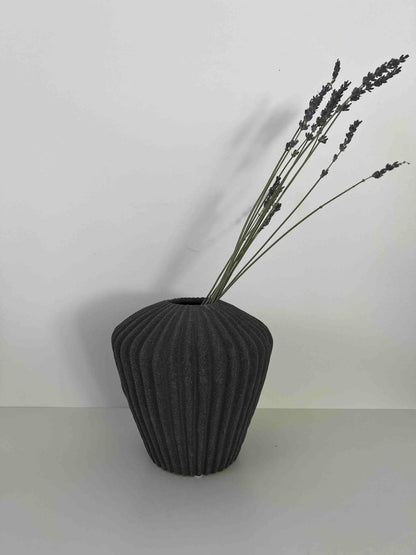 Vase gris anthracite LUKA structure rainurée - Design Moderne - B&Inside
