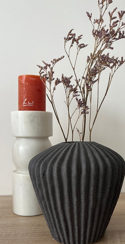 Vase LUKA en céramique gris anthracite - Structure rainuée design moderne - B&Inside