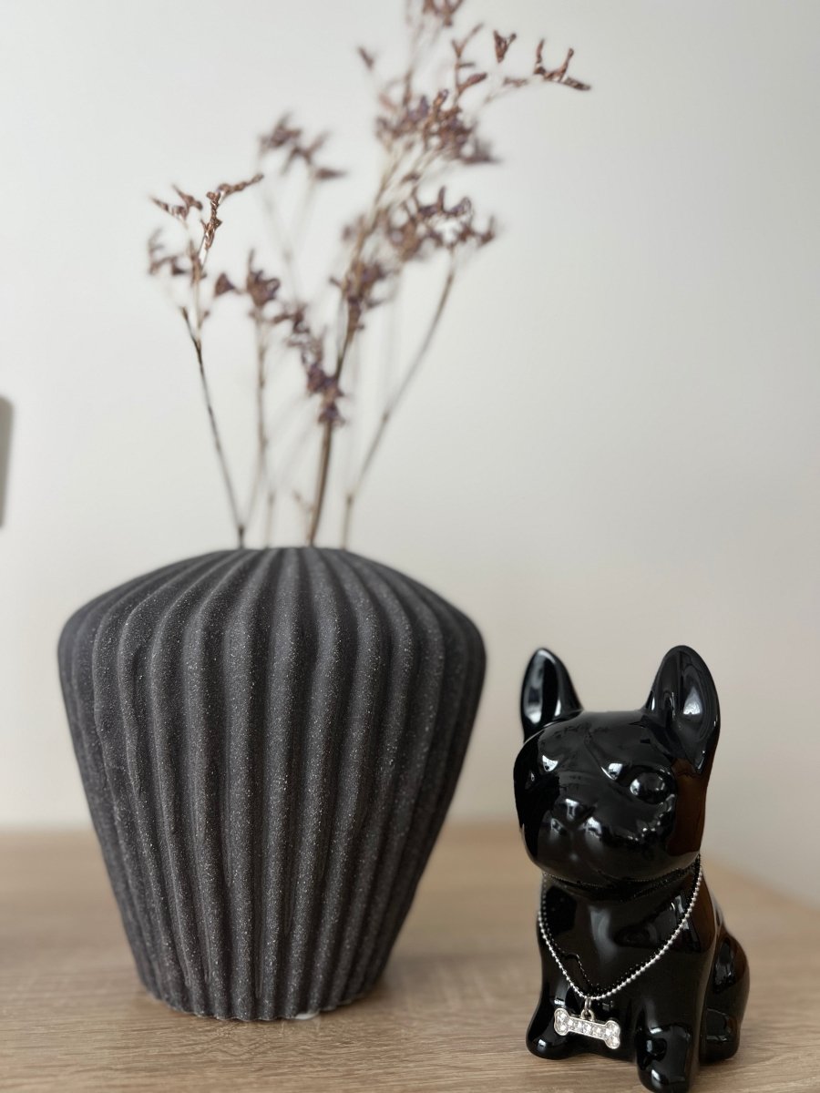 Vase LUKA en céramique gris anthracite - Structure rainuée design moderne - B&Inside