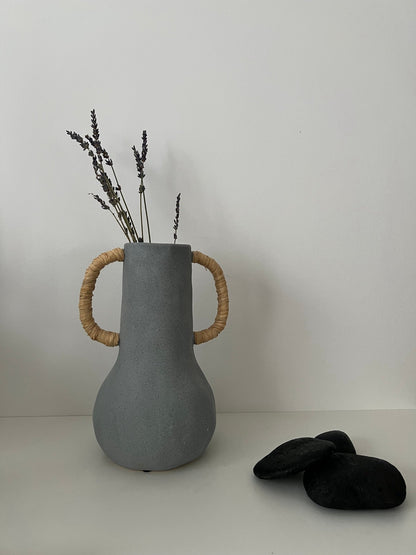 ADEMIA - Vase gris avec poignées en raphia - B&Inside