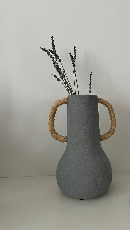 ADEMIA - Vase gris avec poignées en raphia - B&Inside