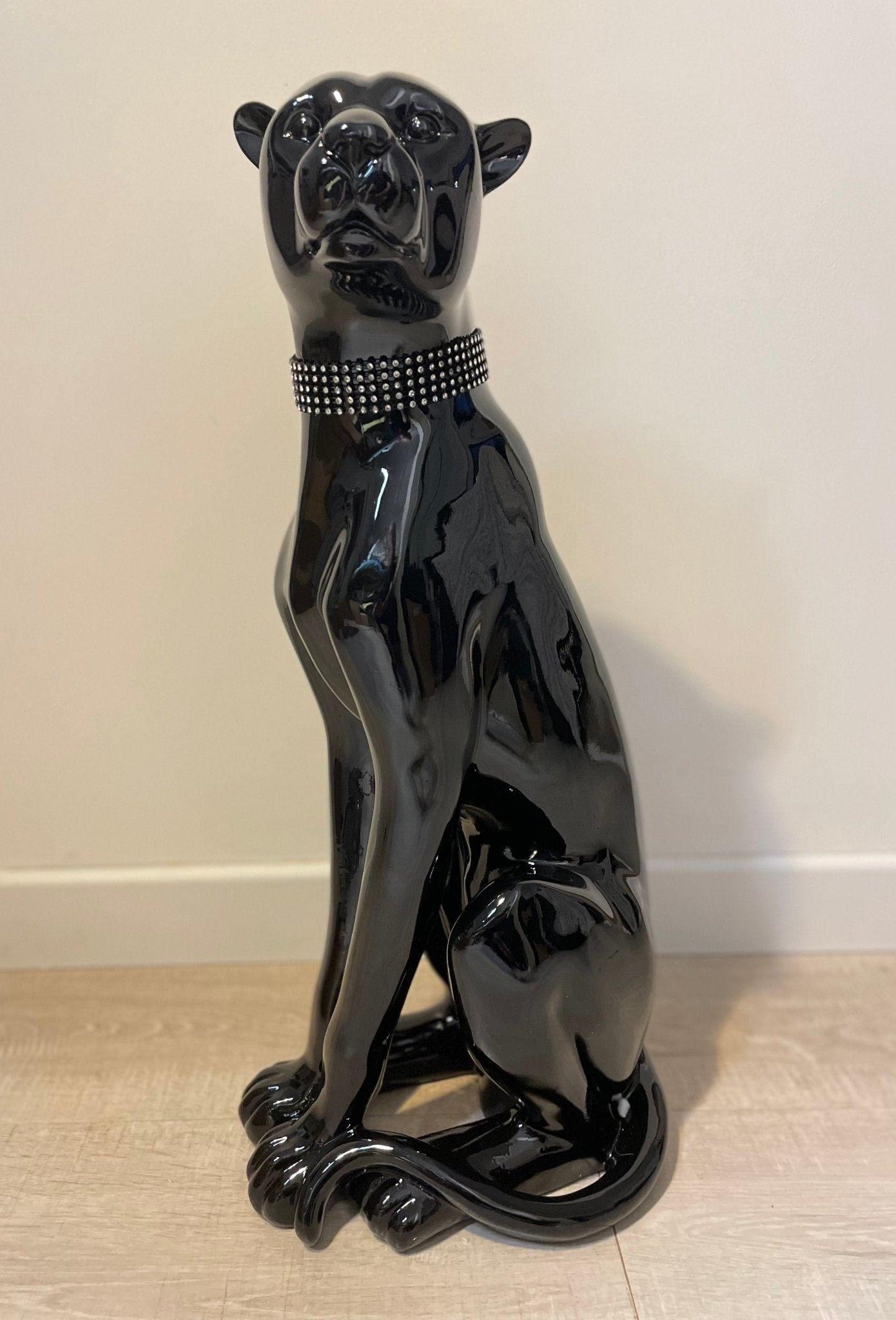 BAGHEERA - Panthère noir assise avec son collier diamant - bninside