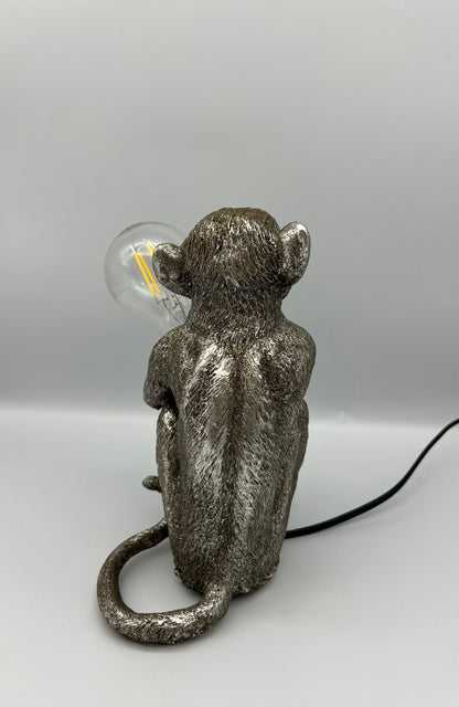 KALA - Lampe singe assis enlaçant une ampoule - B&Inside
