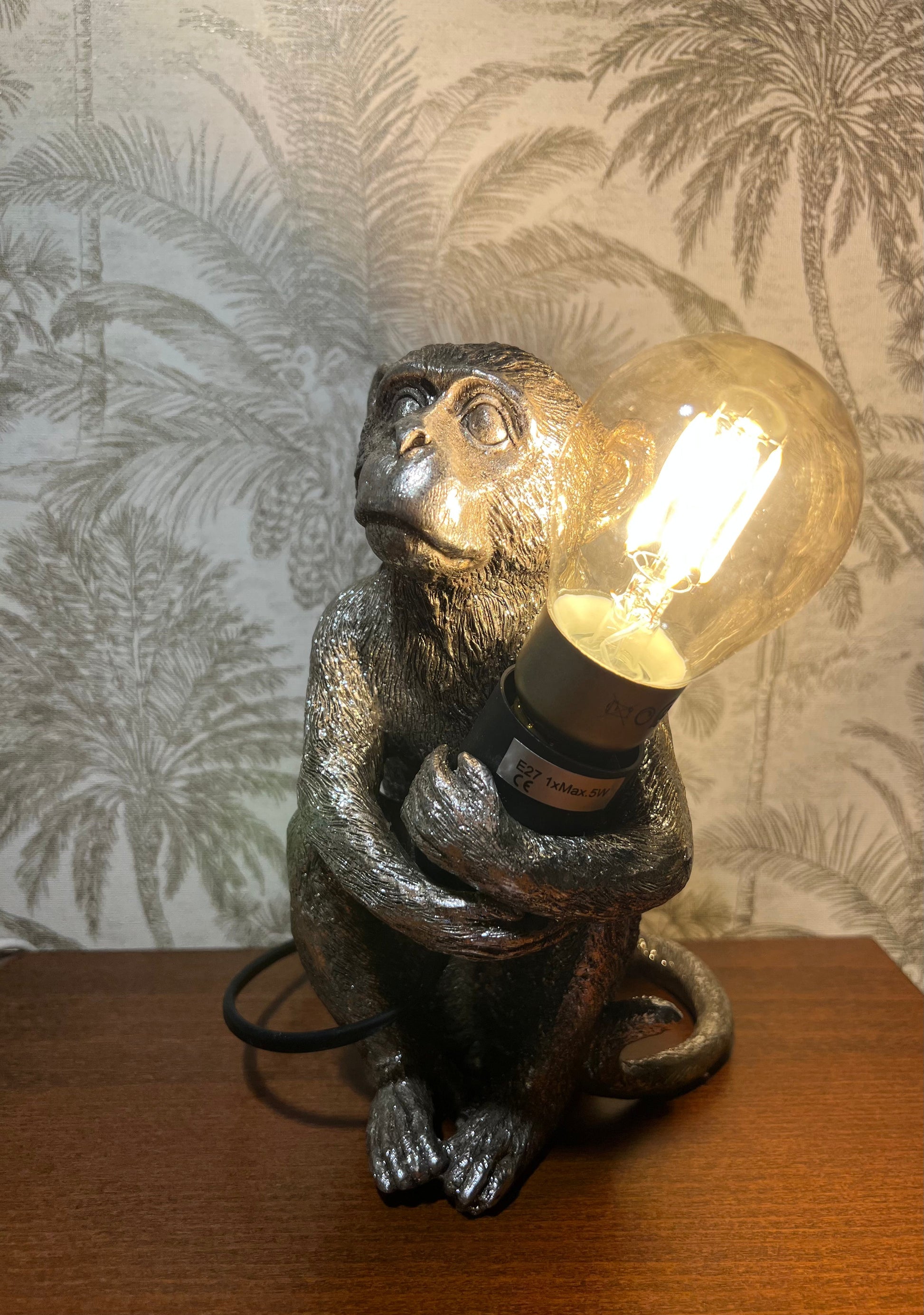 KALA - Lampe singe assis enlaçant une ampoule Lampe singe B&Inside 