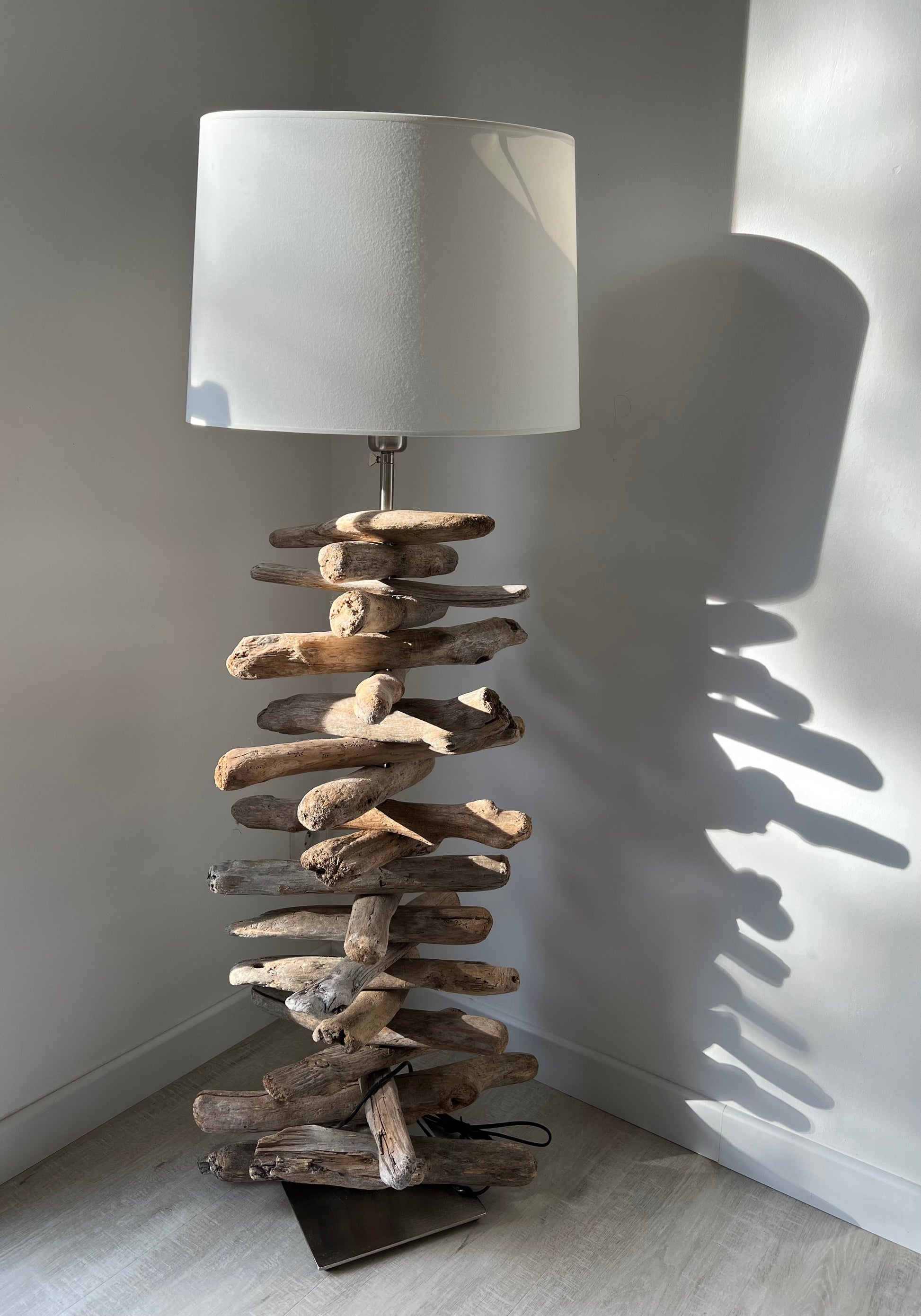 Lampe en bois flotté sur pied béton - création unique.