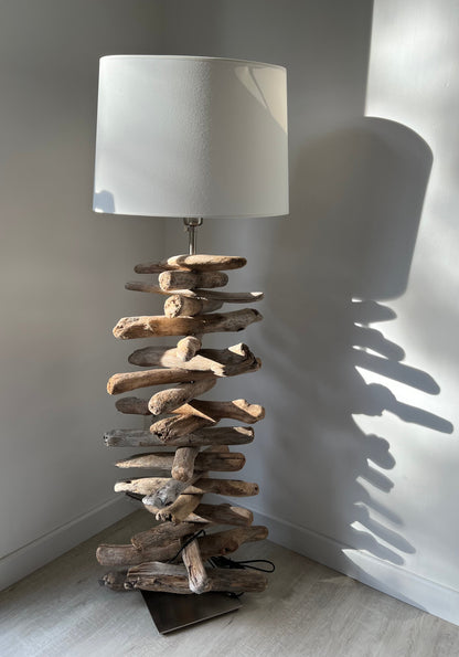 WIDE DRIFTWOOD - Grande lampe en bois flotté et abat-jour blanc - B&Inside