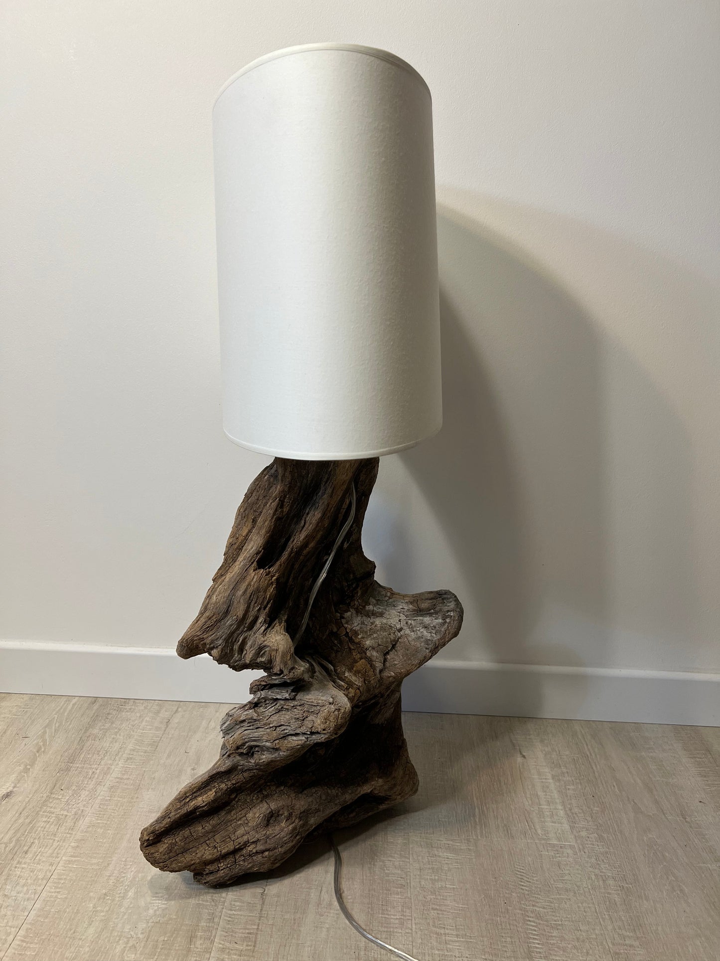 MEDIUM DRIFTWOOD - Lampe en bois flotté et abat-jour blanc B&Inside 