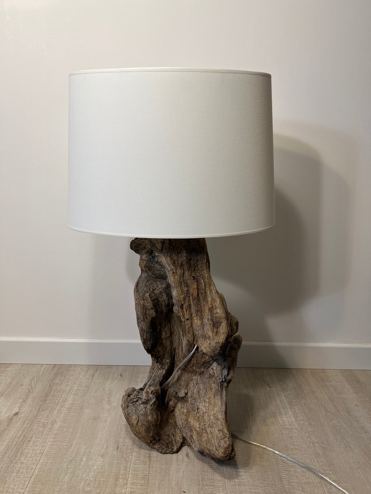 MEDIUM DRIFTWOOD - Lampe en bois flotté et abat-jour blanc Lampe en bois flotté B&Inside 
