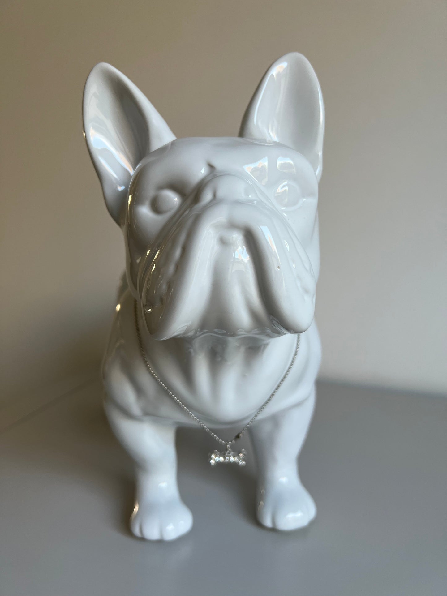 TOUNDRA - Bouledogue blanc debout et son collier pendentif en forme d'os en strass - B&Inside