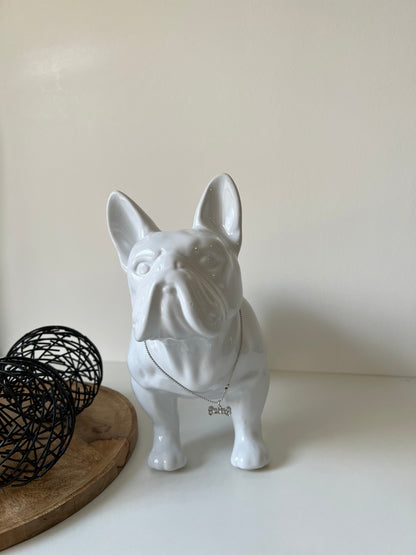 TOUNDRA - Bouledogue blanc debout et son collier pendentif en forme d'os en strass - B&Inside