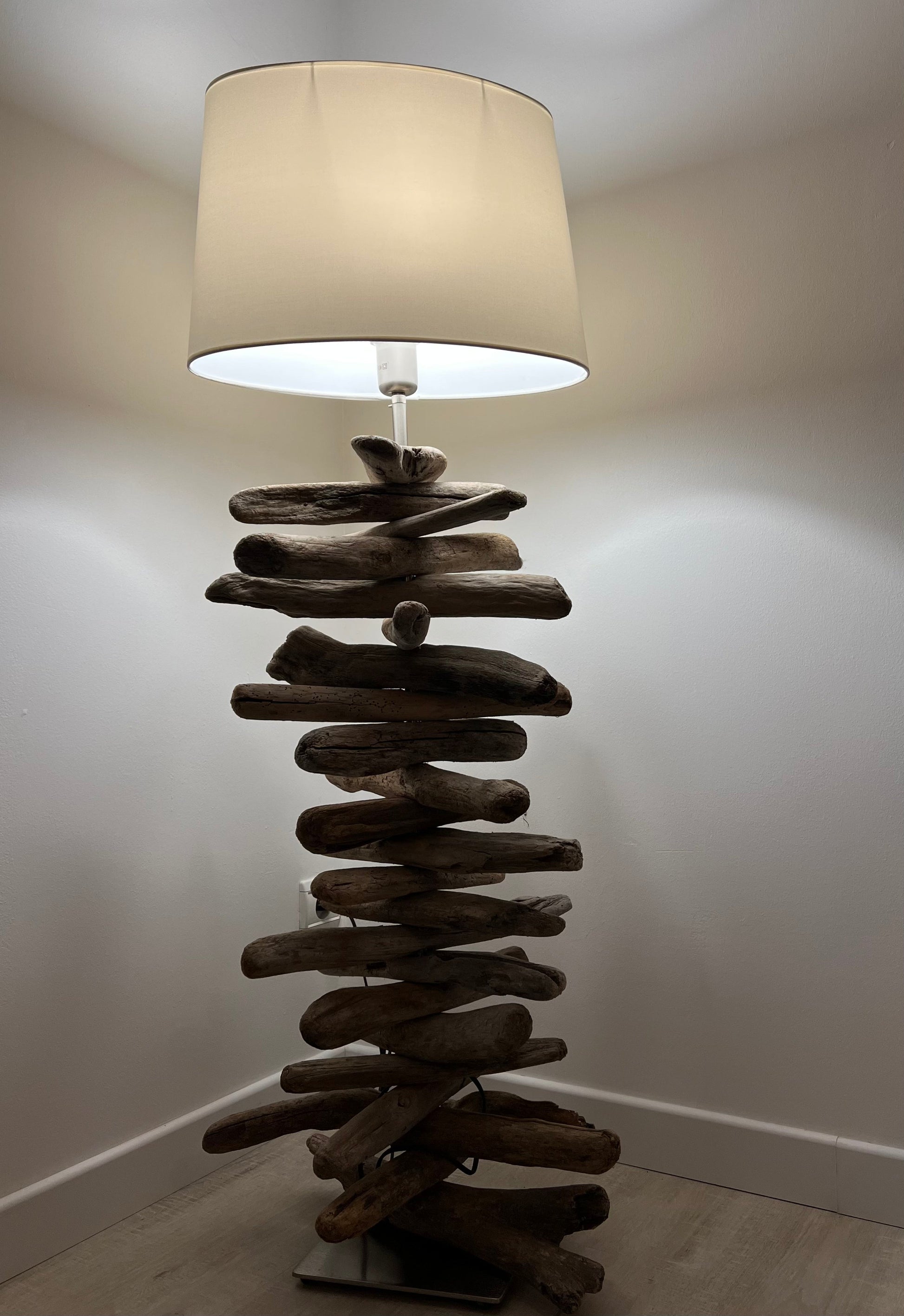 Lampe en bois flotté WIDE DRIFTWOOD avec abat-jour blanc – B&Inside