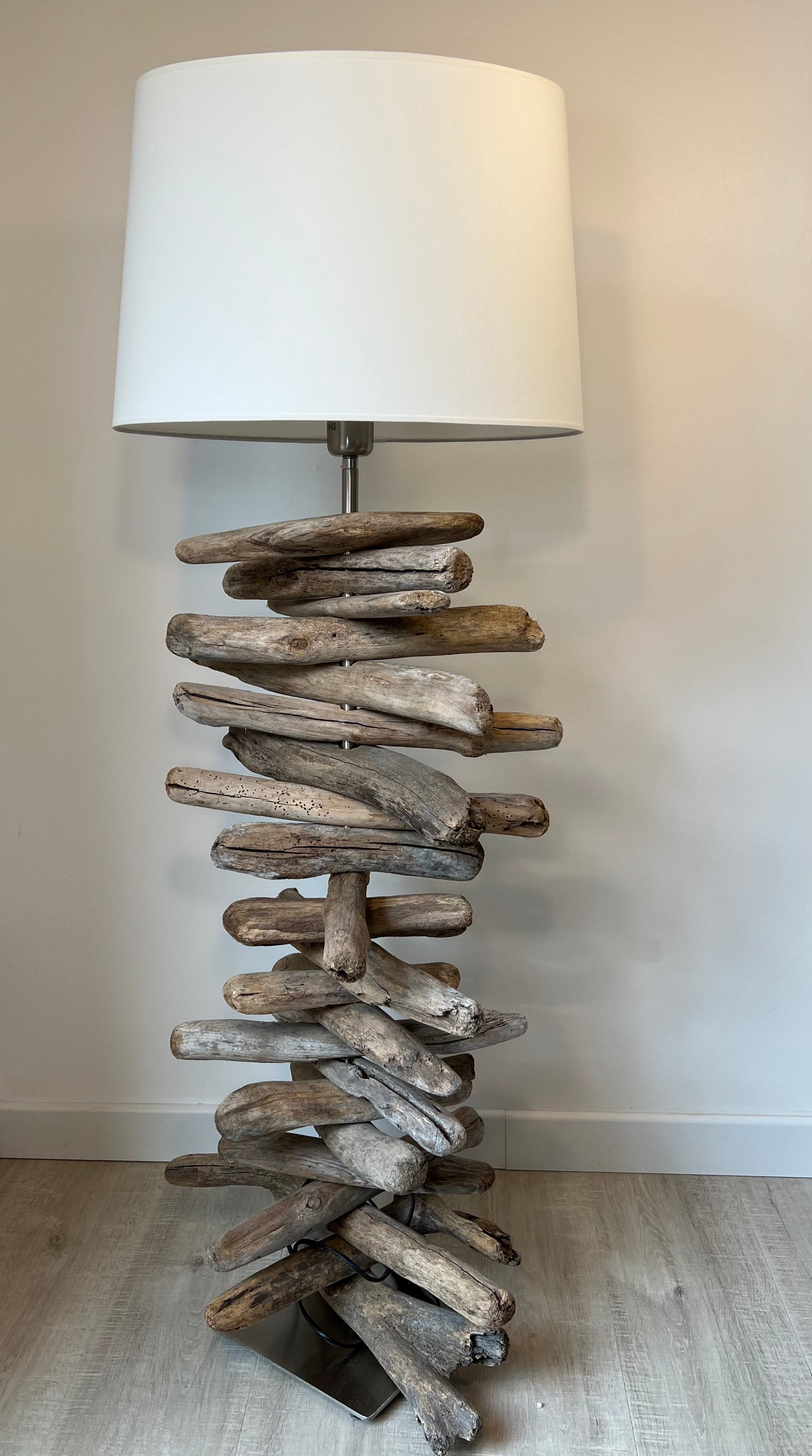 Lampe en bois flotté WIDE DRIFTWOOD avec abat-jour blanc – B&Inside